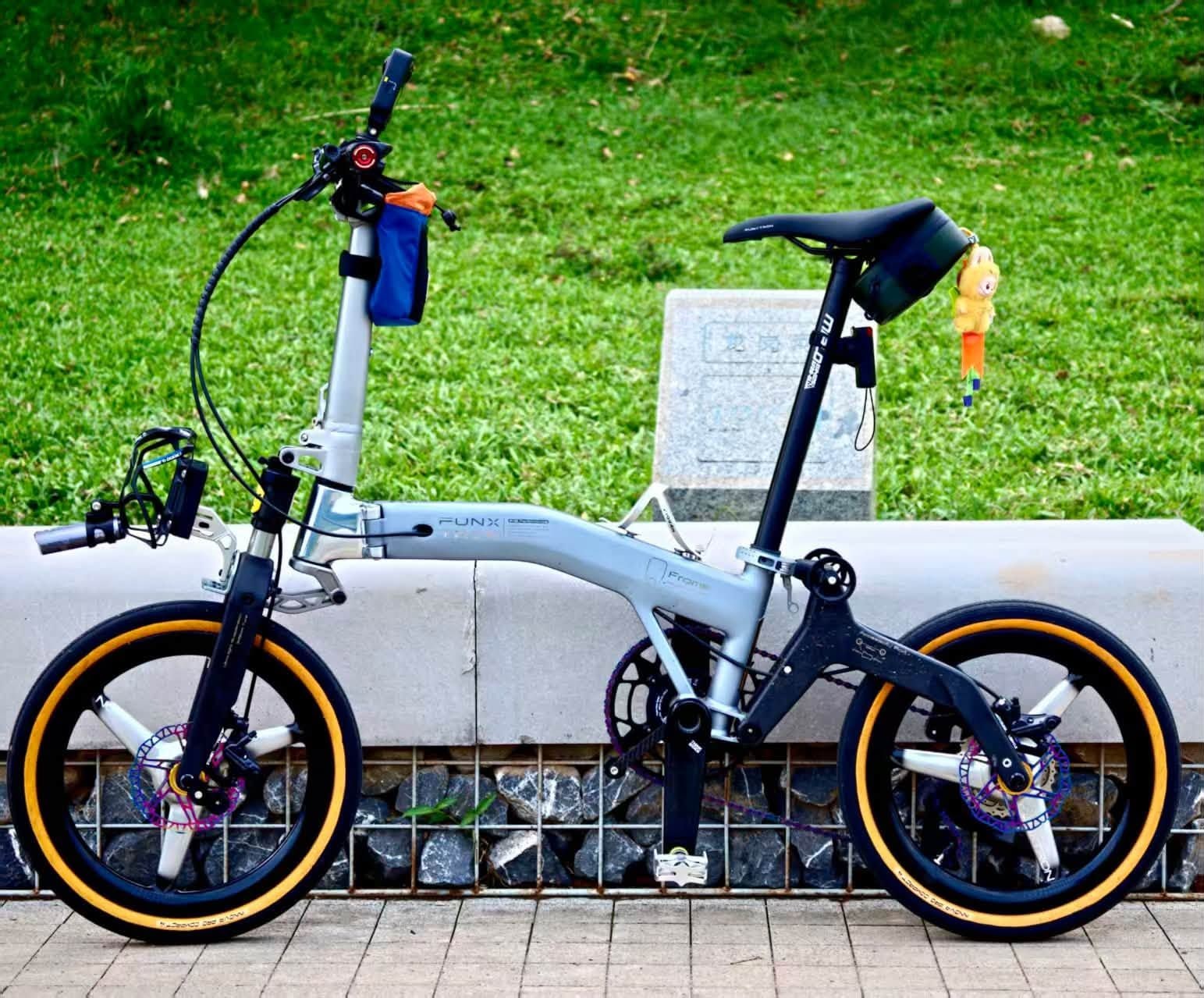 Funxtron F16 suspension trifold bike fitted with the Suncord carbon tri-spoke wheelset in black with silver spokes, side view