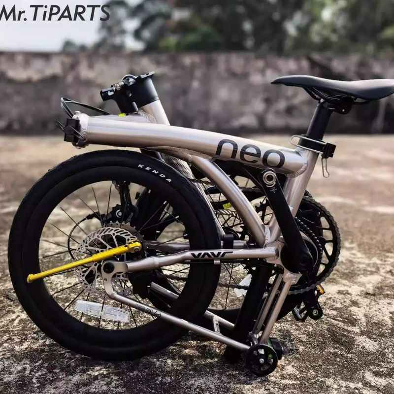 裝有 Mr TiParts 腳架的 Java NEO 三摺車(摺疊狀態)