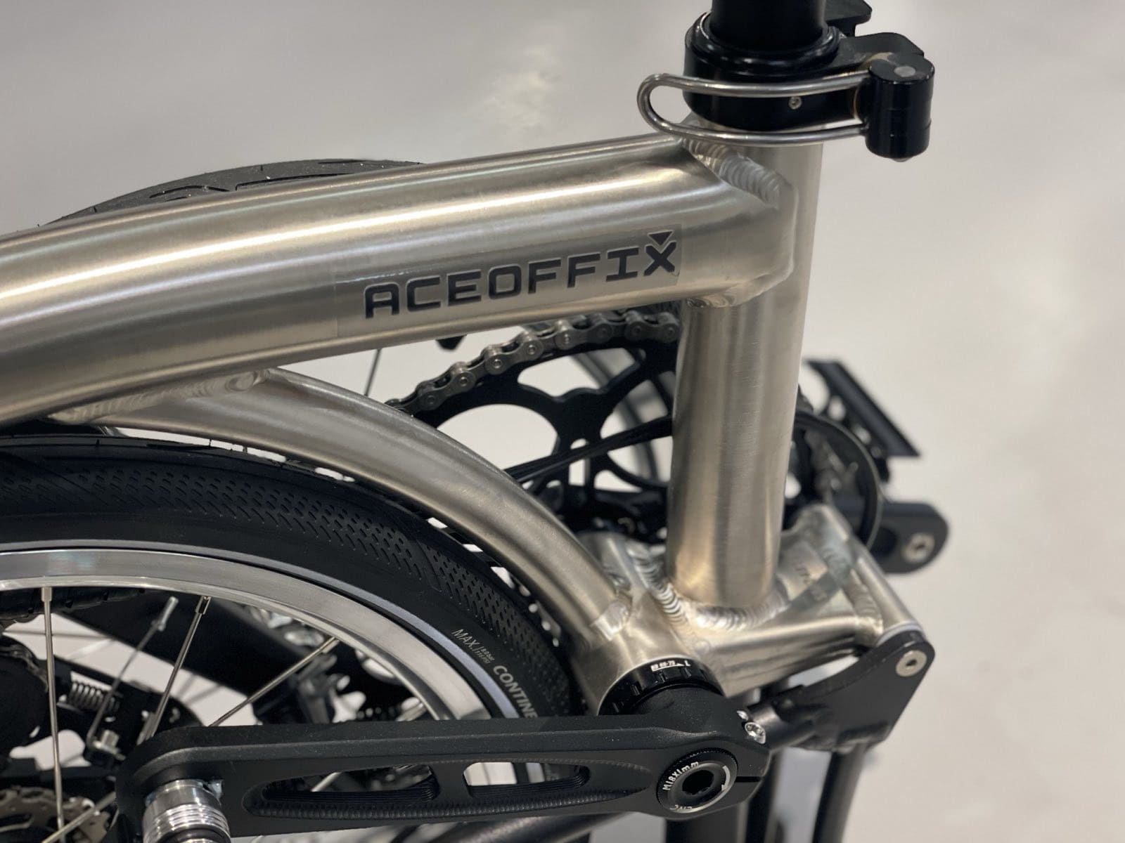 Aceoffix C5 Chrome aluminium frame close-up with Aceoffix logo and welds
