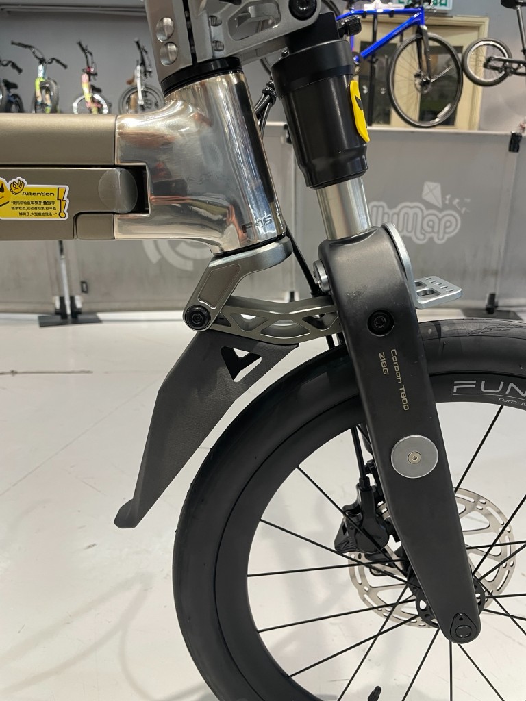 Funxtron F16 front fork fitted with the Jollymap exclusive 3D-printed nylon mudguard
