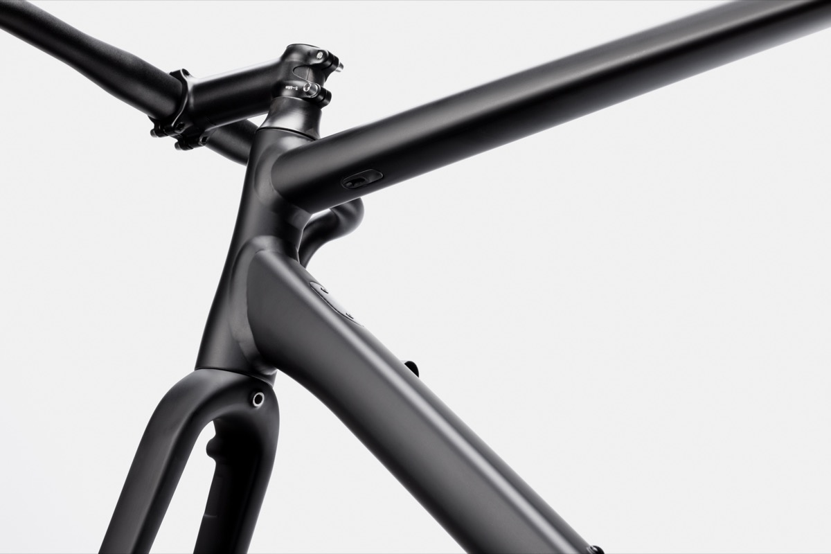 Cannondale CAAD13 截尾翼型下管與碳纖維前叉連接位置特寫