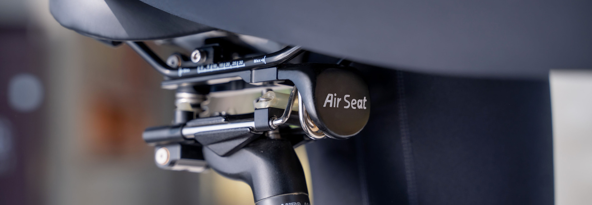 Air Seat full-floating suspension close-up on seatpost